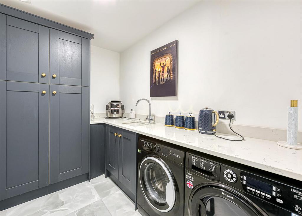 14 Lothians Road-laundry JUN23.jpg