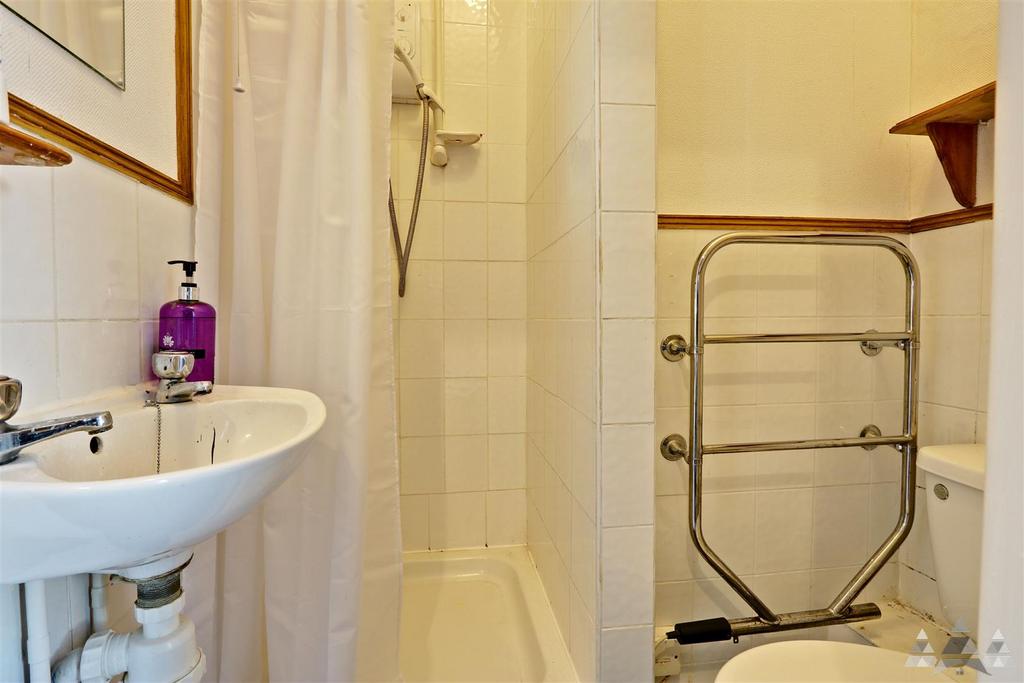 Bedroom 7 ensuite shower