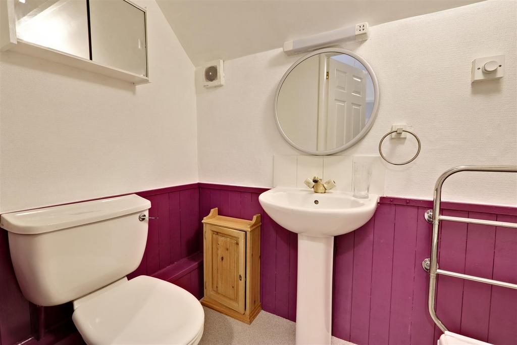 Bedroom 8 ensuite bathroom