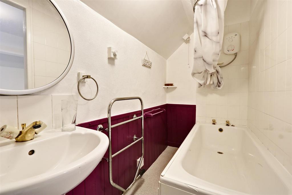 Bedroom 8 ensuite bathroom
