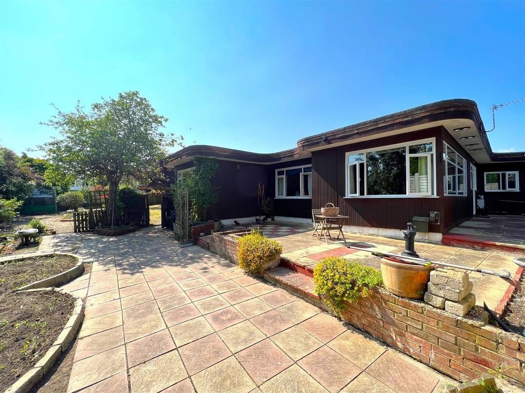 Totland Bay, Isle of Wight 3 bed detached bungalow for sale £395,000