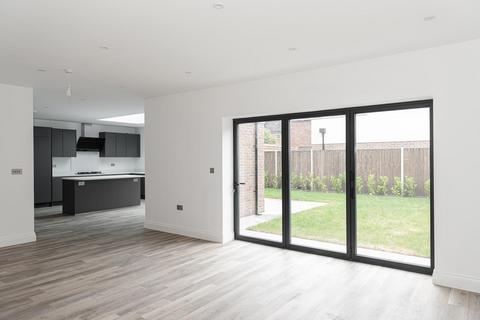 4 Pine Hill, Epsom, KT18 7BG