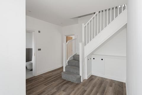 4 Pine Hill, Epsom, KT18 7BG