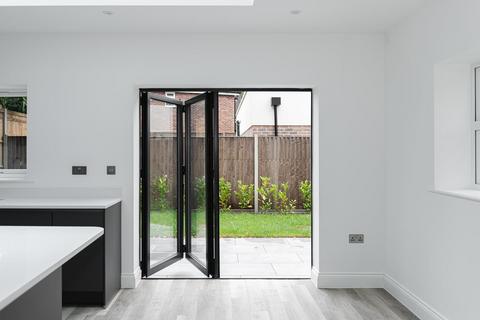 4 Pine Hill, Epsom, KT18 7BG