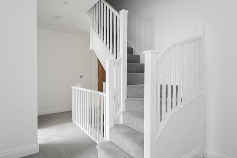 4 Pine Hill, Epsom, KT18 7BG