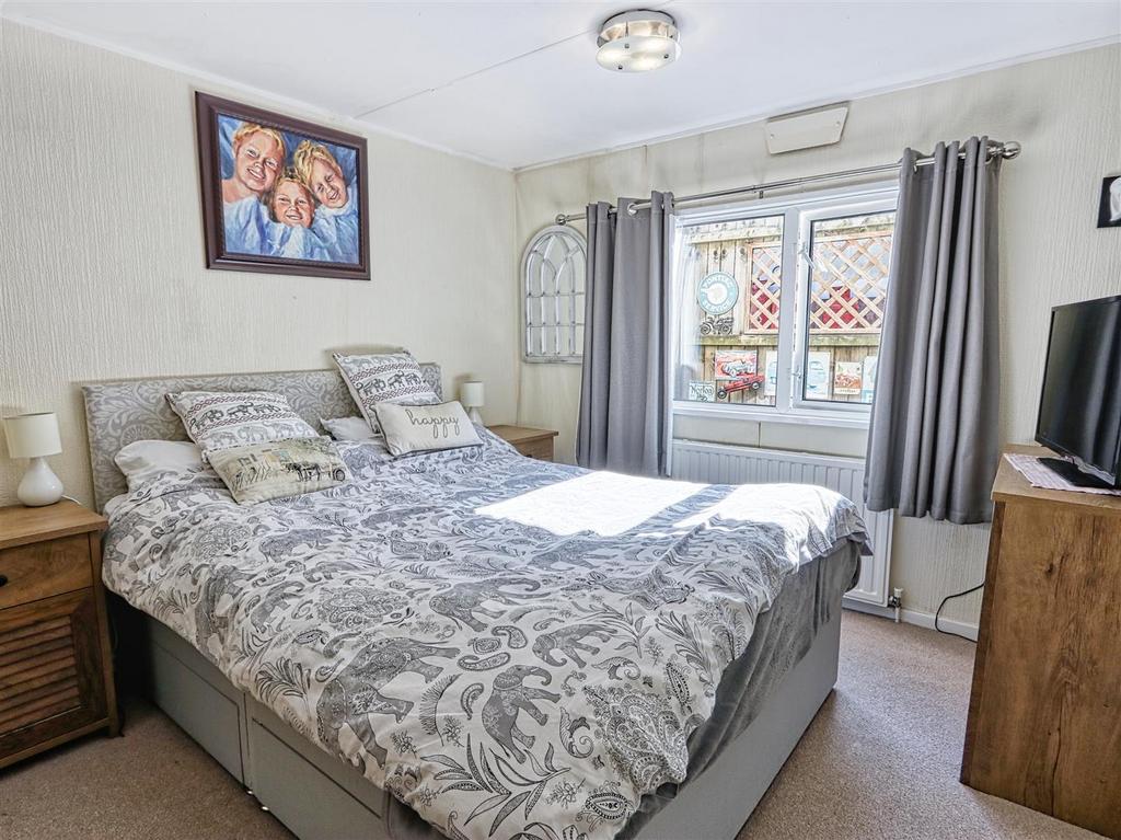 Sunningdale Park, Chesterfield S42 3 bed detached bungalow for sale £