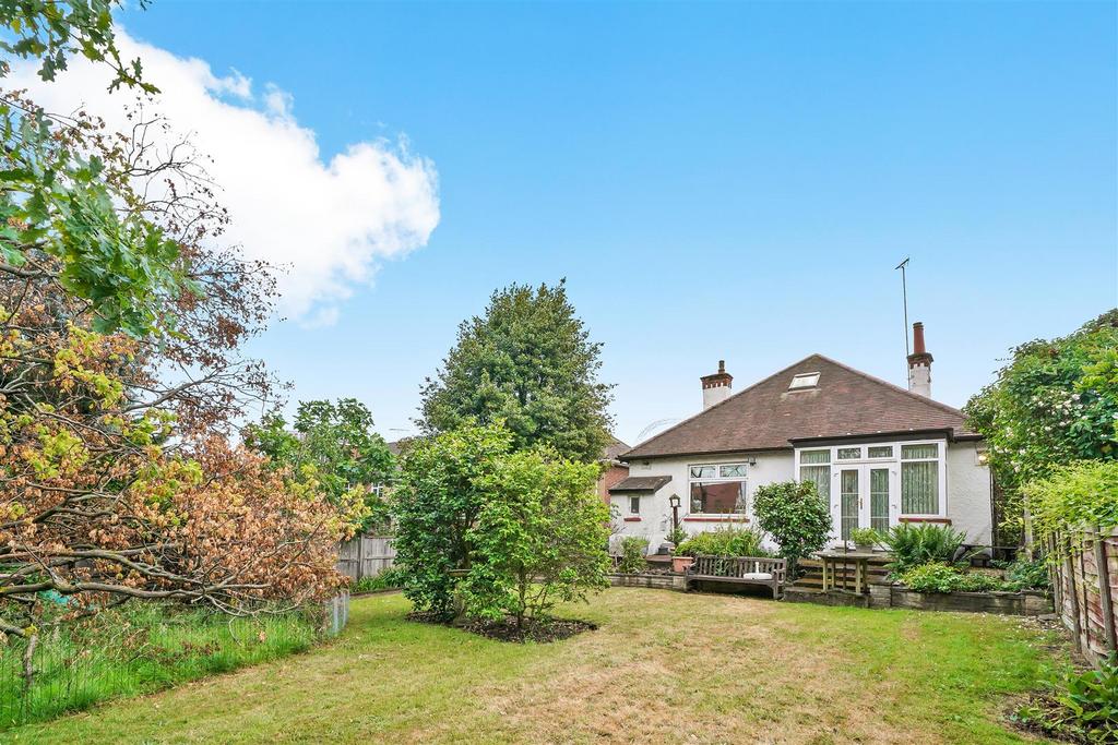 Park Chase, Wembley Park 3 bed detached bungalow for sale - £749,950