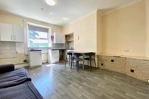 202 Lowergate, Huddersfield, HD3 4EP
