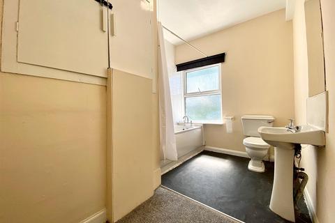 202 Lowergate, Huddersfield, HD3 4EP