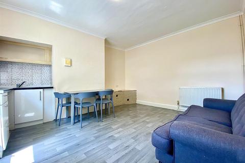 202 Lowergate, Huddersfield, HD3 4EP