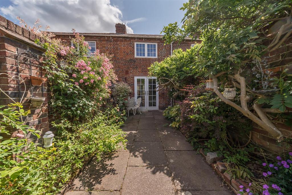 Newark Lane, Ripley, Woking 1 bed terraced house for sale £360,000