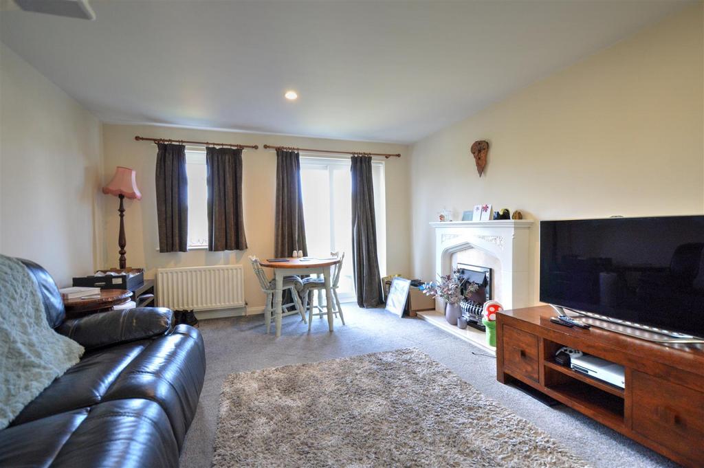 The Mews, Merley Gate, Morpeth 2 bed end of terrace house £700 pcm (£