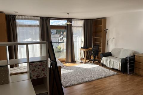 Studio to rent, Barbican, London EC2Y