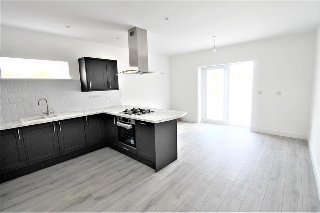 Kitchen &amp; open plan family room