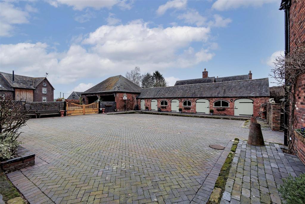 Outbuildings courtyard 2 1 C9 A0516.jpg