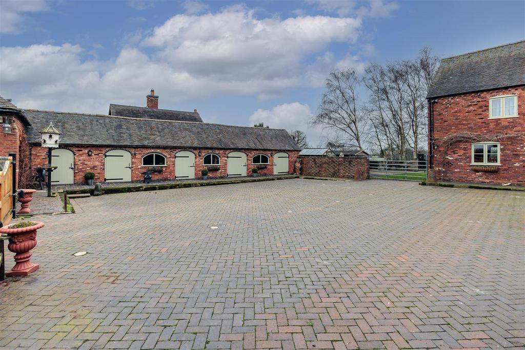 Outbuildings courtyard 1 C9 A0512.jpg