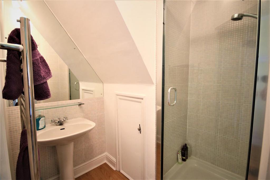 En suite shower room: