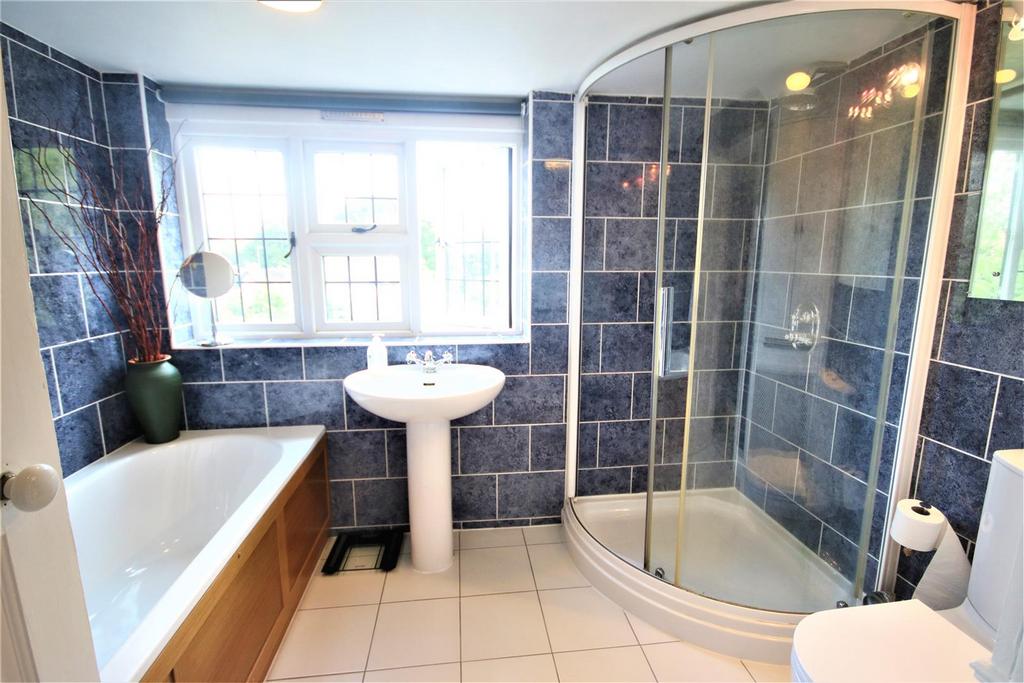 FAMILY BATHROOM &amp; SHOWER ROOM: