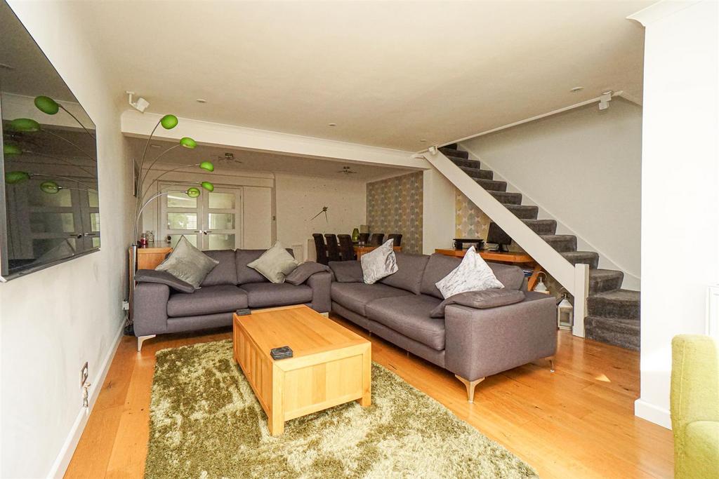 Lynwood Close, St. LeonardsOnSea 3 bed terraced house for sale £325,000
