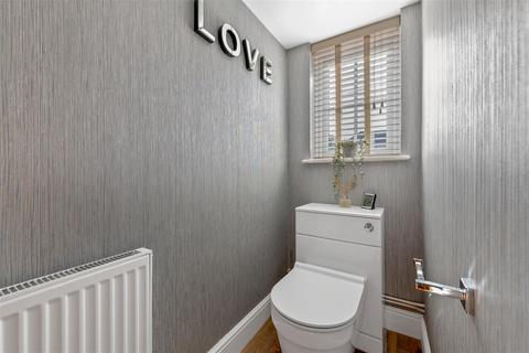4 bedroom detached house to rent, New Road, Ascot