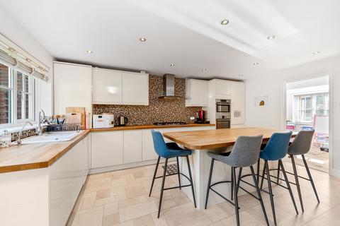 4 bedroom detached house to rent, New Road, Ascot