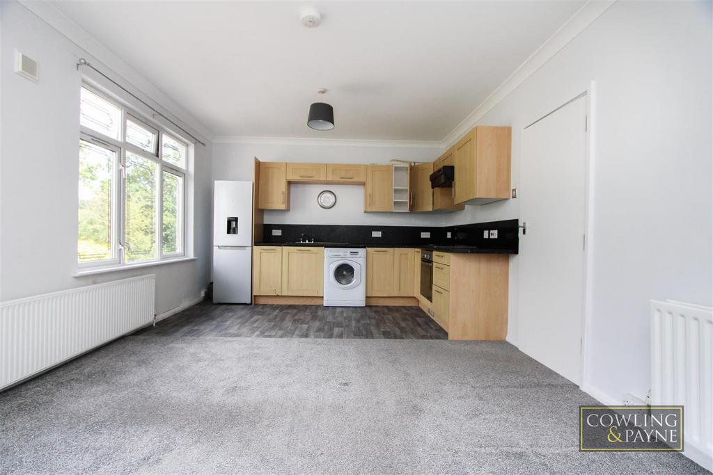 Swan Lane,. Wickford 3 bed apartment to rent £1,050 pcm (£242 pw)