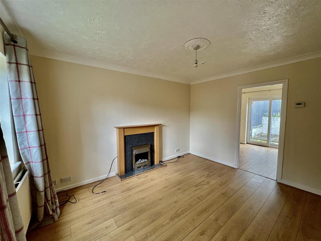 Nant Arw, Capel Hendre, Ammanford 2 bed terraced house £135,000