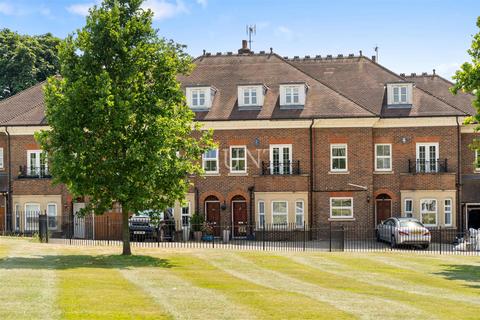 21 Regents Drive, Woodford Green, IG8 8RZ