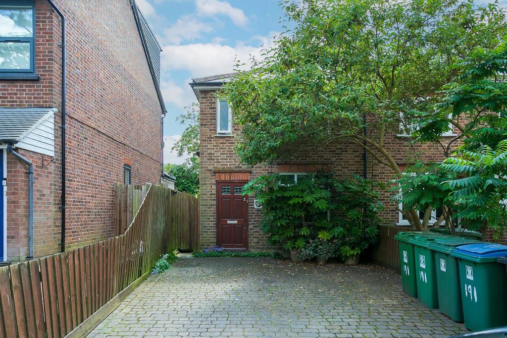 Horseshoe Lane, Watford, Hertfordshire, WD25 3 bed semidetached house