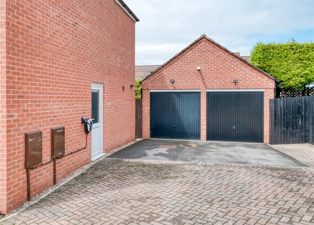 Dixon Close, Enfield, Redditch B97 6AD 4 bed detached house £340,000