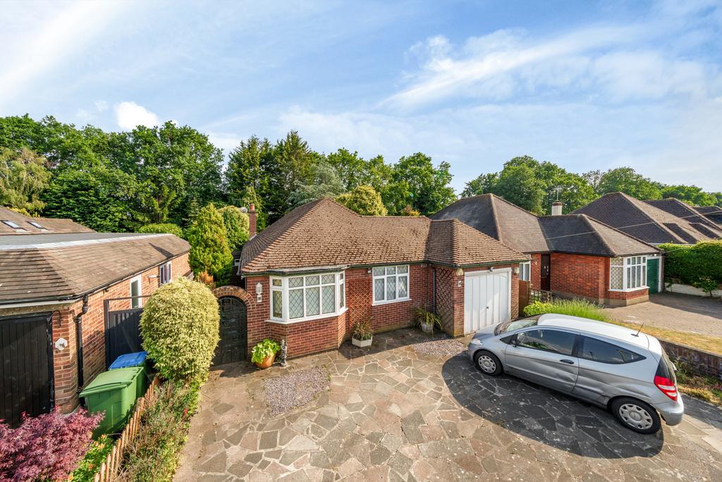 Stoke Road, WaltonOnThames, KT12 2 bed detached house for sale £650,000