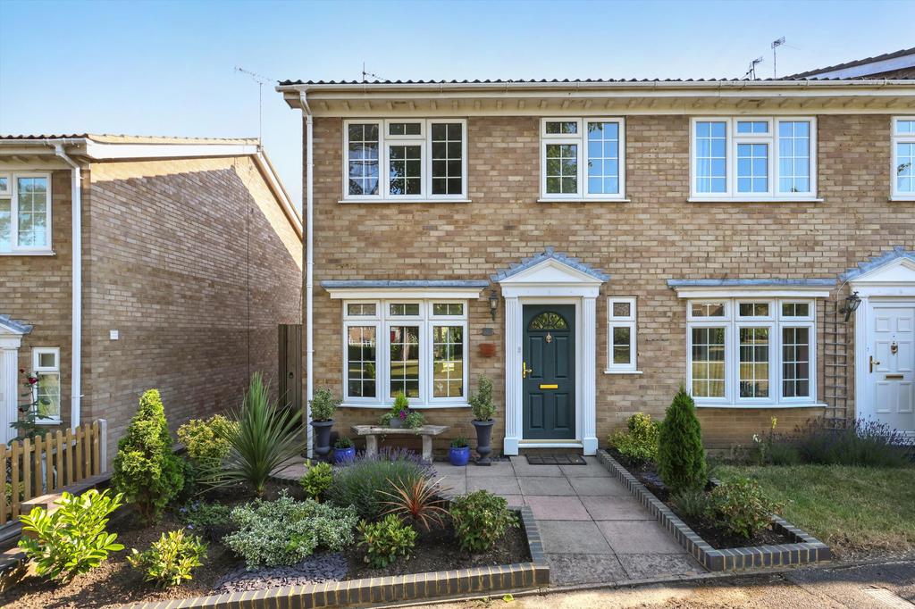 Hillcrest, Weybridge, Surrey, KT13 3 bed end of terrace house £2,700