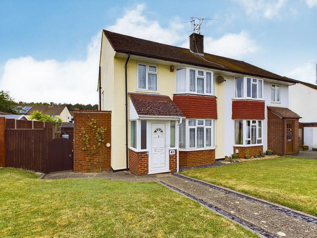 Upton Crescent, Basingstoke, RG21 3 bed semidetached house £350,000