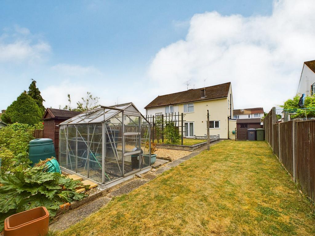 Upton Crescent, Basingstoke, RG21 3 bed semidetached house £350,000