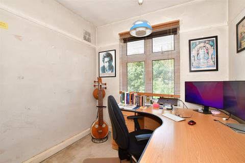27 Gomshall Avenue, Wallington, SM6 8NY