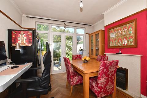 27 Gomshall Avenue, Wallington, SM6 8NY