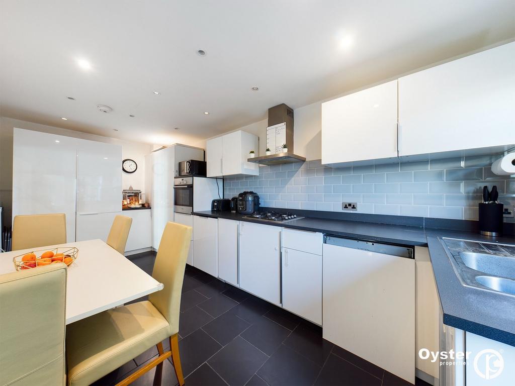 Brunswick Avenue, London, N11 2 bed semidetached house for sale £550,000