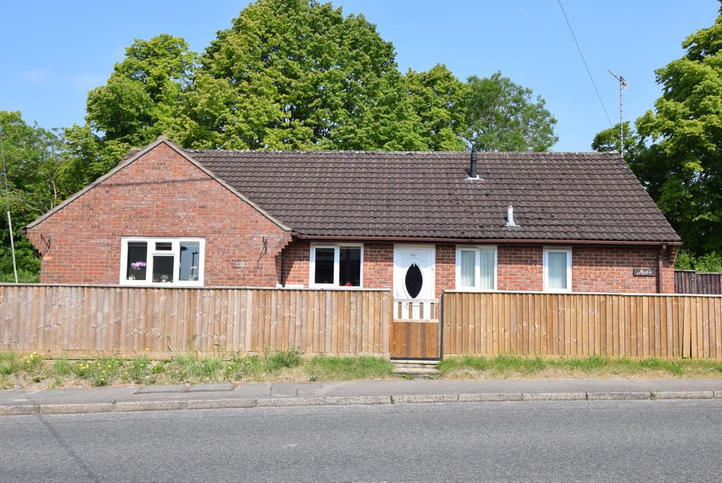 London Road, Amesbury, SP4 7DX 3 bed detached bungalow for sale £385,000