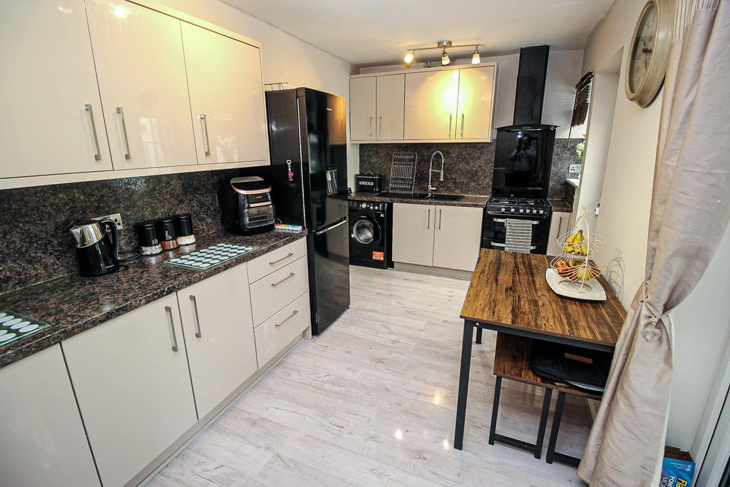 Raines Avenue, Worksop S81 3 bed semidetached house for sale £178,000