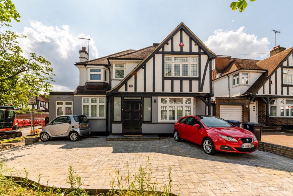 Green Lane, Edgware 6 bed detached house £4,250 pcm (£981 pw)