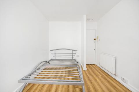 Studio to rent, Fitzjohns Ave NW3