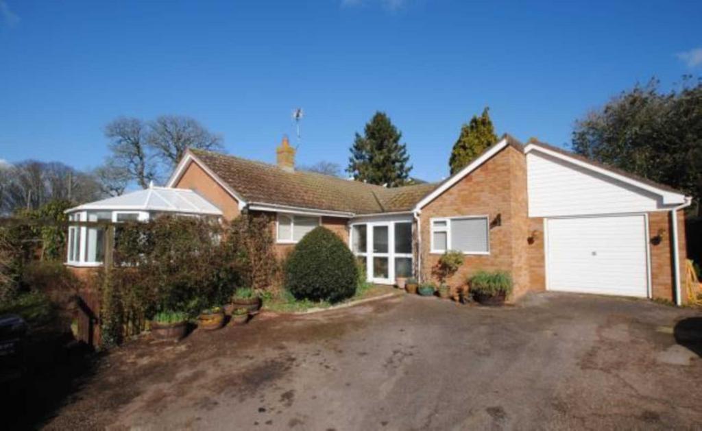 Taunton TA4 3 bed detached bungalow for sale £385,000