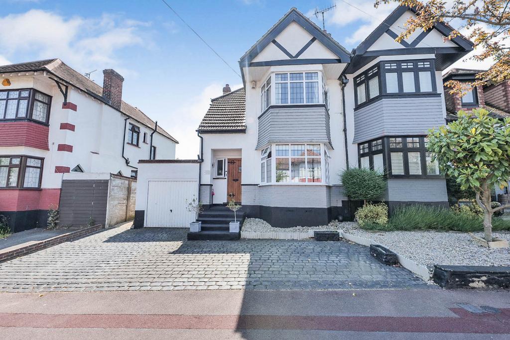 Walker Drive, Leighonsea, SS9 3 bed semidetached house for sale £