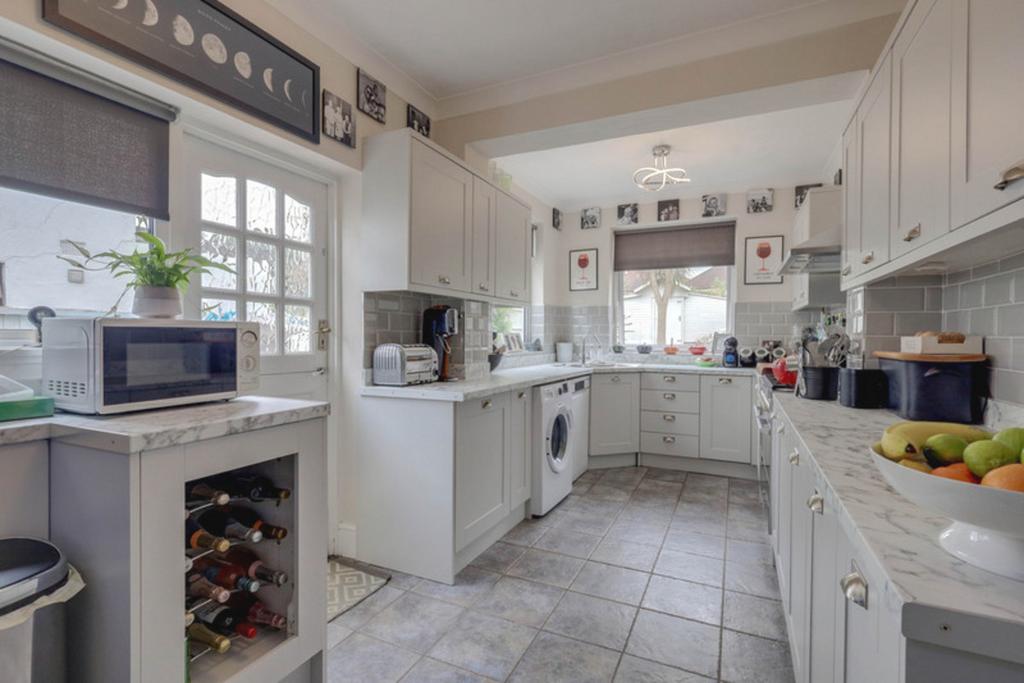 Walker Drive, Leighonsea, SS9 3 bed semidetached house for sale £