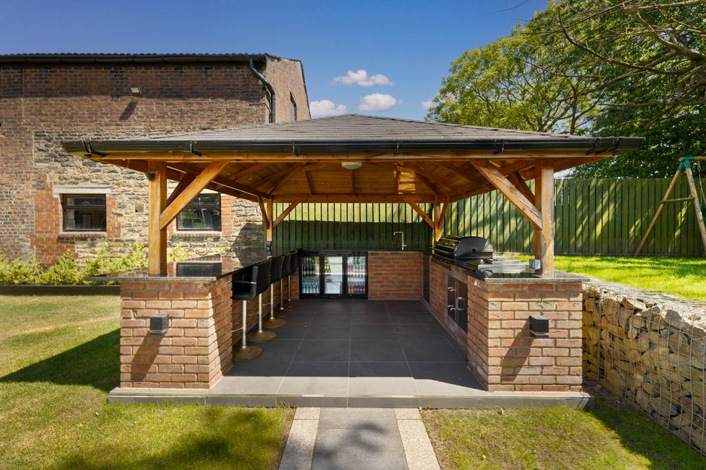 20230615-1220 Highfields Farm, Moss Hall Road, OL1