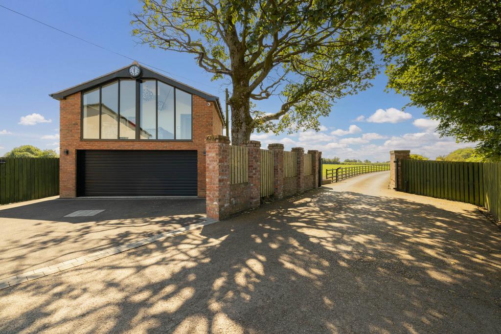 20230615-1220 Highfields Farm, Moss Hall Road, OL1