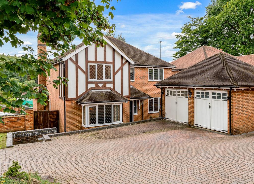 Oaklea, Oaklands, Welwyn, Hertfordshire, AL6 4 bed detached house for