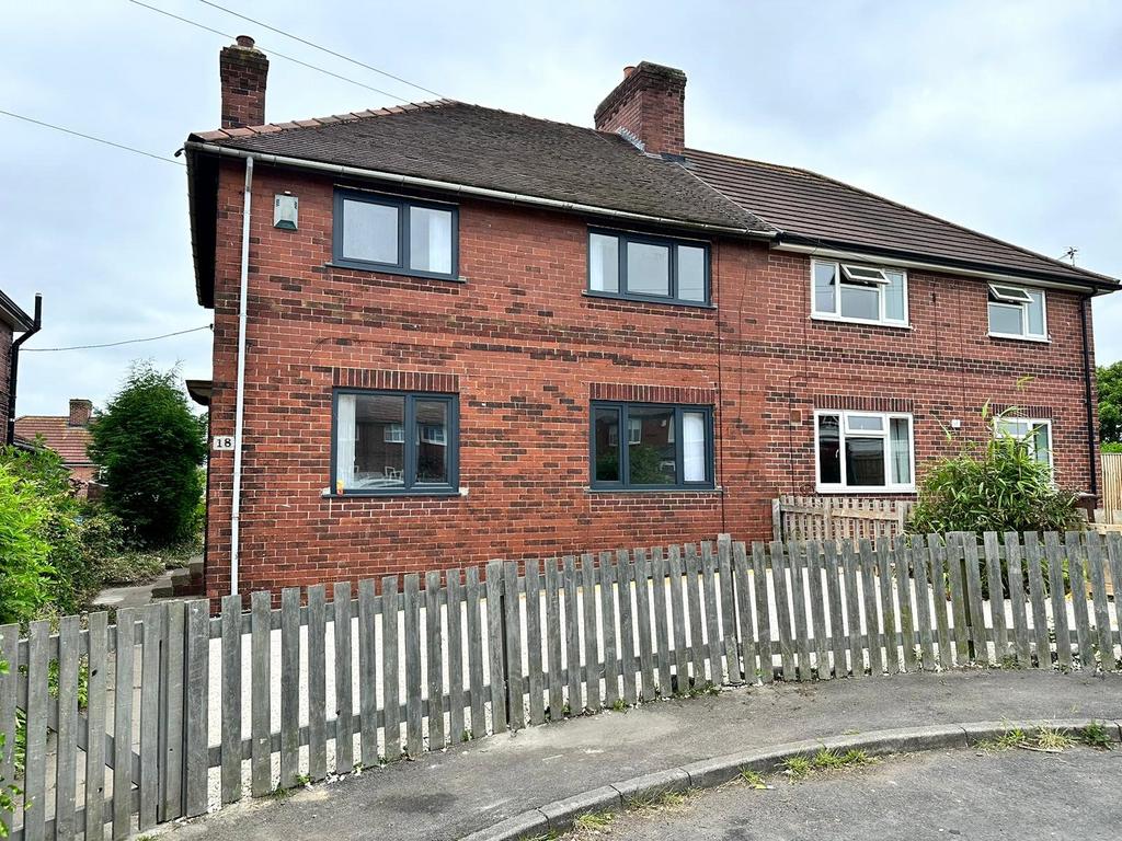 Cutsyke Crest, Castleford, WF10 4 bed semidetached house £850 pcm (£