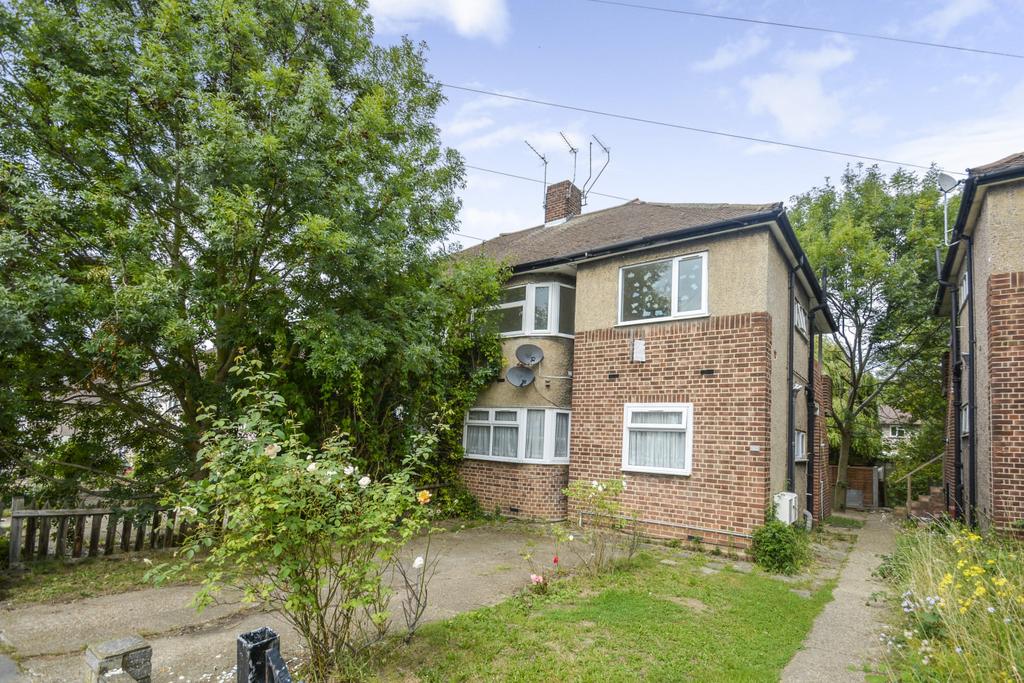 Fullwell Avenue, Ilford, Essex, IG5 2 bed flat for sale £265,000