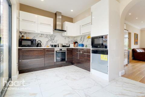 12 Coote Gardens, Dagenham, RM8 3EL